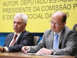 Deputados Cabo Almi (PT) e José Carlos Barbosa (DEM), defendem emenda coletiva (Foto: Divulgação /ALMS)
