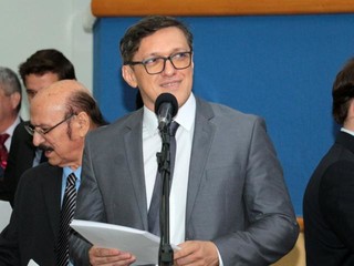 Defensor de Lucas de Lima assegurou não haver risco depois que a Justiça Eleitoral validou documentos de candidatura (Foto: Izaias Medeiros/CMCG)