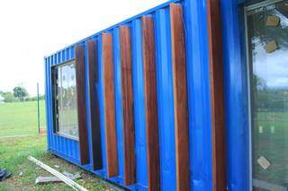 Com brise em madeira, container protege estrutura do sol. (Foto: Marina Pacheco)