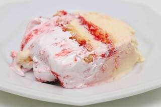 O sorvete de frutas vermelhas é como uma torta suave e refrescante