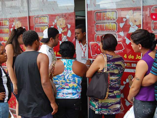  Consumo permanece em alta, aponta &iacute;ndice calculado por confedera&ccedil;&atilde;o
