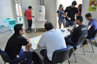 Um dos locais de votação para reitor da UFGD funciona até às 20h de hoje na Unidade I (Foto: Eliel Oliveira)