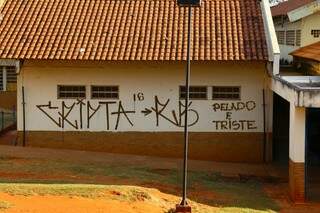 A escola Elpídio Reis, na Mata do Jacinto, foi alvo de pichadores no último sábado (09) (Foto: Fernando Antunes) 
