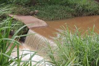 Córregos recebeu duas represas para reduzir a velocidade da correnteza (Foto:Marcos Erminio)