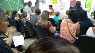 Em recepção lotada, pacientes aguardam atendimento no Hospital Regional (Foto: Direto das Ruas)