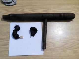 Porções de drogas e um objeto simulando uma metralhadora, encontrados com a criança (Foto: Reprodução / Sidrolândia News)