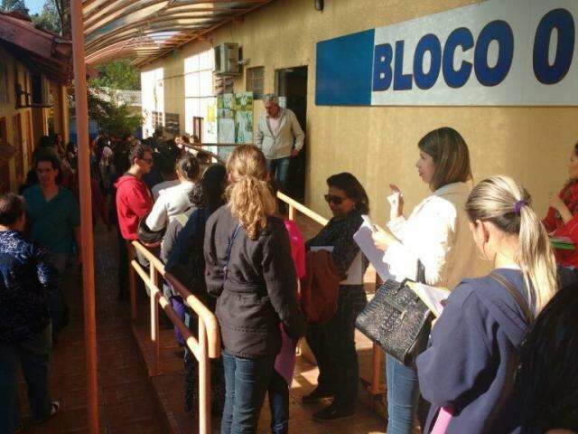 Candidados a  2,5 mil vagas madrugam em fila que dobra esquina