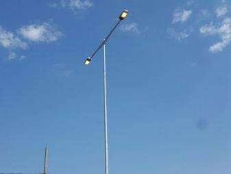 Desperd&iacute;cio: leitor flagra luzes de postes acesas durante o dia em avenida