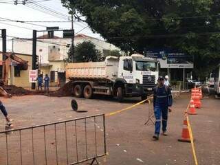 Cruzamento da Avenida Mato Grosso com Antônio Maria Coelho está interditado desde a manhã desta quinta-feira, 23. (Foto: Ronie Cruz)