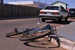 O rapaz bateu no carro e o sobrinho acabou caindo da bicicleta (Foto: Alcides Neto)