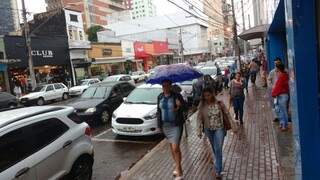 Consumidores não têm cobertura para caminhar na Rua 14 de julho. (Foto: Christiane Reis)