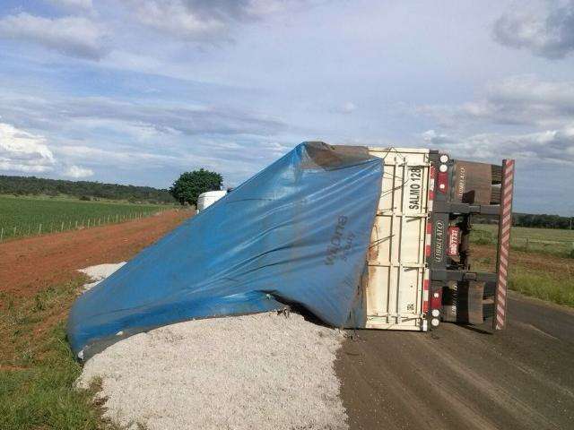Motorista desvia de buraco e tomba caminh&atilde;o carregado de algod&atilde;o