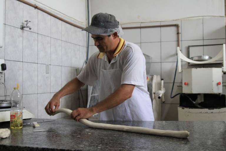 Asiel preparando massa de pães