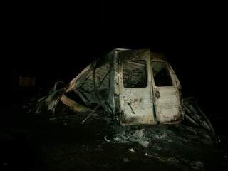 Van também foi consumida pelas chamas após a colisão. (Foto: Whatsapp)