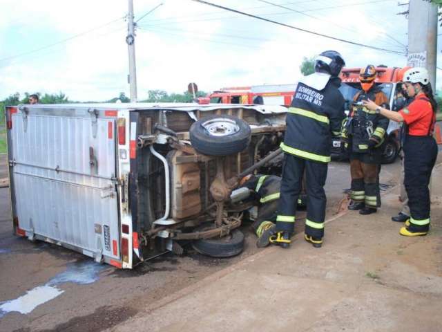 Caminh&atilde;o tomba ap&oacute;s motorista de carro desrespeitar sinaliza&ccedil;&atilde;o de pare 