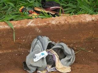 As roupas da mulher foram encontradas às margens da rodovia (Foto: Dourados Agora)