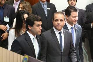 À esquerda, o deputado Beto Pereira (PSDB), com o novo deputado, coronel Davi (PSC) e Renato Câmara (PMDB). (Foto: Roberto Higa e Victor Chileno/ALMS)