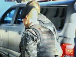 Acusado de dar cobertura a adolescente que matou vendedor continua foragido