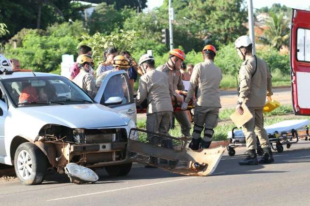 Enfermeira fica ferida ap&oacute;s ser &ldquo;fechada&rdquo; e colidir carro em placa 