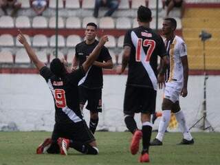 Comemoração dos jogadores durante um dos 3 gols do time na partida. (Foto: Paulo Fernandes/Vasco.com.br)