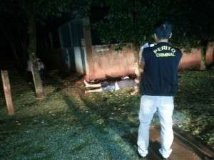 Homem &eacute; esfaqueado durante churrasco e &eacute; encontrado morto no meio da rua
