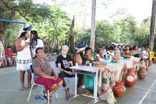 Na tarde de ontem (9), Maria discutiu pautas indígenas com mulheres. (Foto: Paulo Francis/Campo Grande News)