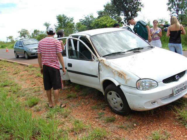  Fam&iacute;lia sai ilesa de capotagem na MS-080 em Campo Grande 