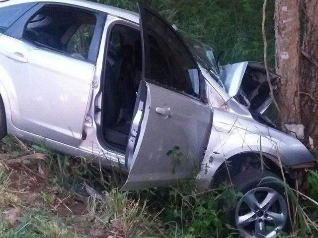 Adolescente morre ap&oacute;s motorista se assustar com lona e bater carro em &aacute;rvore