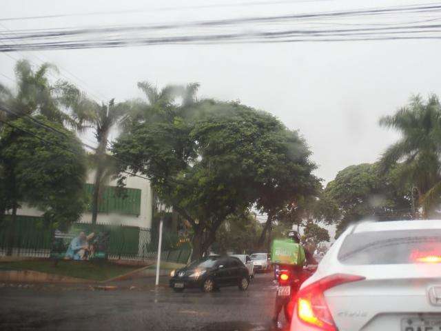 Chuva for&ccedil;a Aeroporto de Campo Grande a operar por instrumentos
