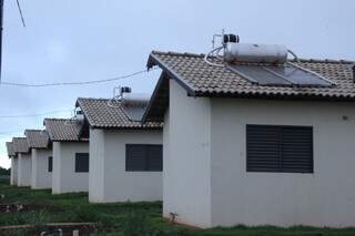 Conjunto de casas populares em construção na cidade de Aral Moreira (Foto: Edemir Rodrigues)