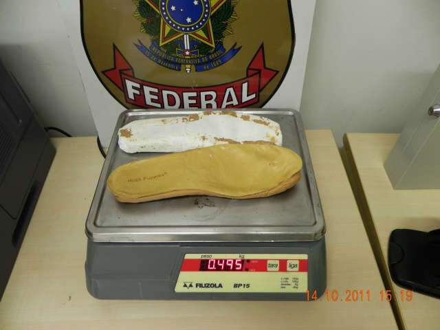Boliviano &eacute; preso no Aeroporto de Corumb&aacute; com palmilhas de coca&iacute;na