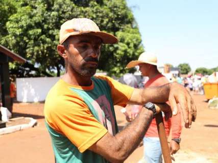 Do isopor à barraca, Finados é chance de renda extra e alívio nas contas