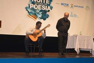 O evento contou com música e poesia (Foto: Alana Portela)