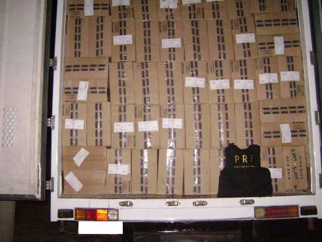  PRF apreende carreta com 30 mil pacotes de cigarro em Bataguassu