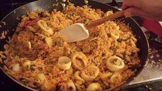 Mão na massa: Nelsinho preparando arroz com lula neste sábado (Foto: Facebook)