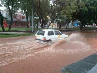 Só no dia 11, choveu 71 milímetros
na região do Prosa II e o alagou avenida (Foto: Filipe Prado)