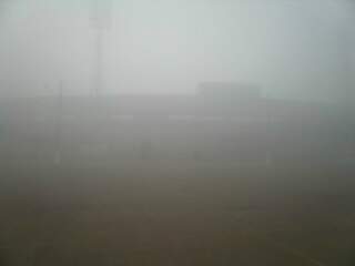 Estádio Douradão ficou encoberto por névoa. (Foto: Waldemar Gonçalves/Dourados News)