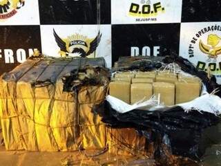Durante fiscaliza&ccedil;&atilde;o, pol&iacute;cia encontra fardos de maconha abandonados em estrada 