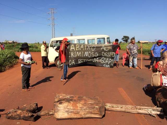 &Iacute;ndios bloqueiam anel vi&aacute;rio em novo protesto contra ordem de despejo