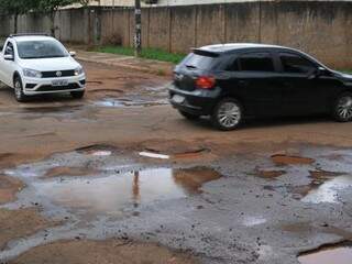 Carros desviam de buracos cheios de água, no mês de março, que foi bastante chuvoso. &quot;Prefeitura dá conta se não chover&quot;, afirma secretário. (Foto: Alcides Neto)