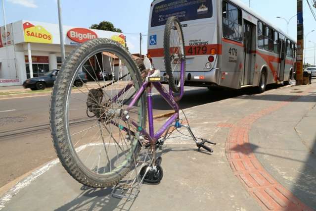 Ciclista fica ferido ao ser atropelado por &ocirc;nibus e bater cabe&ccedil;a no pneu