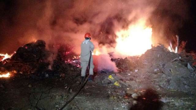 Dois focos de inc&ecirc;ndio atingem aterro sanit&aacute;rio e suspeita &eacute; de a&ccedil;&atilde;o criminosa