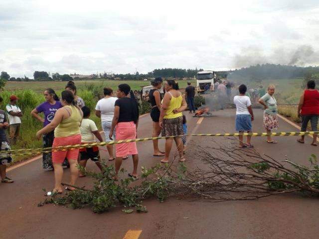 Em protesto por falta de professor, moradores bloqueiam rodovia