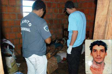  Homem &eacute; morto a facadas em casa abandonada em Navira&iacute;