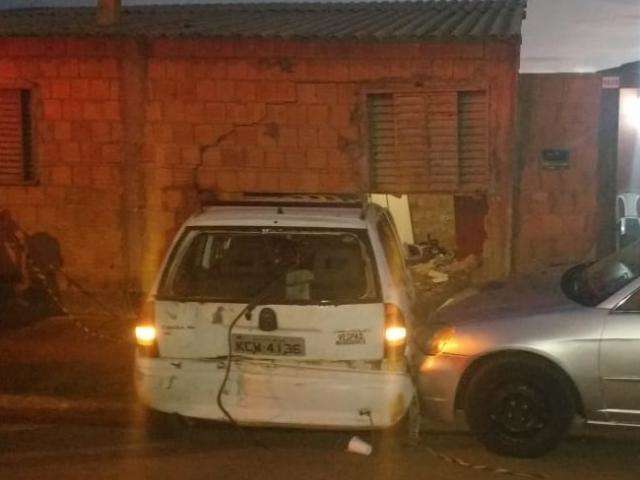 Desgovernado, carro atropela meninas em cal&ccedil;ada e invade casa