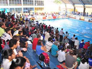 Competição reúne torcedores e familiares nesta manhã no parque aquático do Rádio Clube. (Foto: João Garrigó)