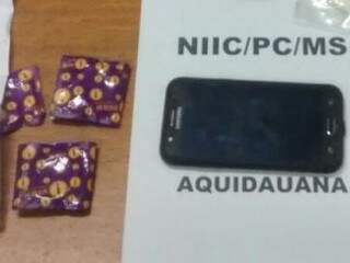 Preservativos e celular do autor foram apreendidos. (Foto: Divulgação/Polícia Civil)