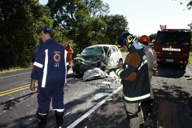 Mulher morre ap&oacute;s carro bater em carreta e pegar fogo na BR-262