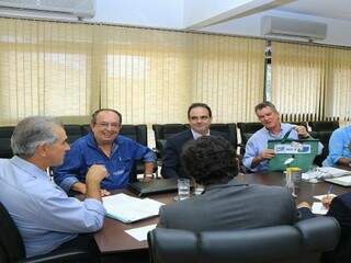 Reunião entre Reinaldo, prefeito de Bonito e outras autoridades (Foto: divulgação)