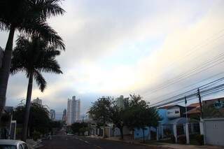 O dia amanheceu com céu nublado em Campo Grande, mas as temperaturas começam a subir em MS. (Foto: Fernandes Antunes) 